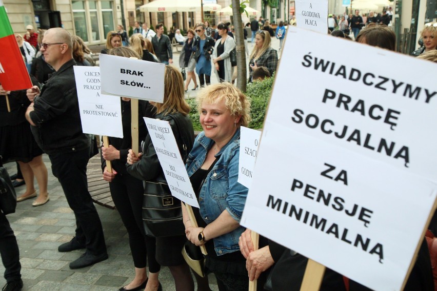 Pracownicy MOPR-u mają dość. Przez dwie godziny stali w ciszy i protestowali pod lubelskim ratuszem [ZDJĘCIA]