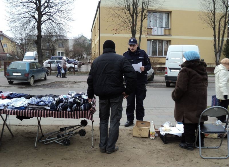 Policjanci informowali handlujących w Mońkach