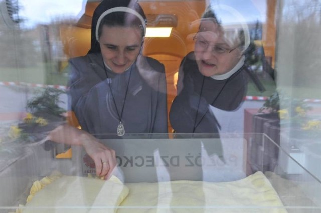 - Miejsca u nas dużo i chętnie zaopiekujemy się niechcianymi maleństwami - zapewniają siostry Edyta (z lewej) i Irmina