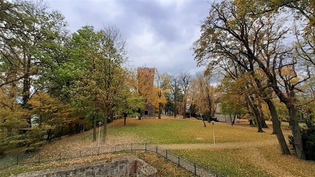 O tej porze roku możemy na Wzgórzu Zamkowym zachwycać się wszystkimi kolorami jesieni. Zobacz kolejne zdjęcia. Przesuwaj zdjęcia w prawo - naciśnij strzałkę lub przycisk NASTĘPNE