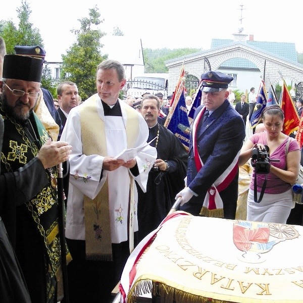 Przed cerkwią biskup hajnowski Miron Chodakowski i ks. Andrzej Kiersnowski poświęcili sztandar