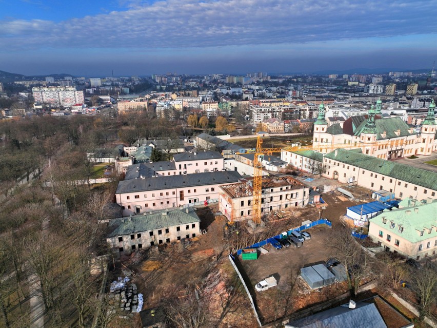 Gigantyczny dźwig stanął na Wzgórzu Zamkowym w Kielcach. Burzy stare mury pod nową siedzibę teatru "Kubuś"