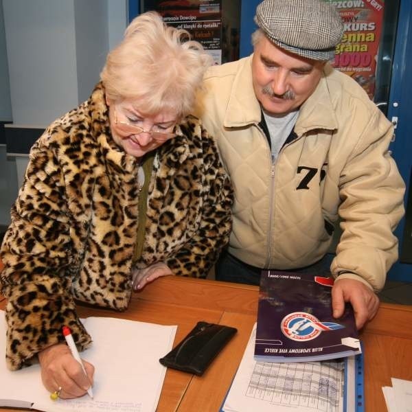 Halina Zgadzaj i Henryk Pyk składają podpis poparcia dla budowy lotniska w Obicach w redakcji &#8222;Echa Dnia&#8221; w Kielcach.