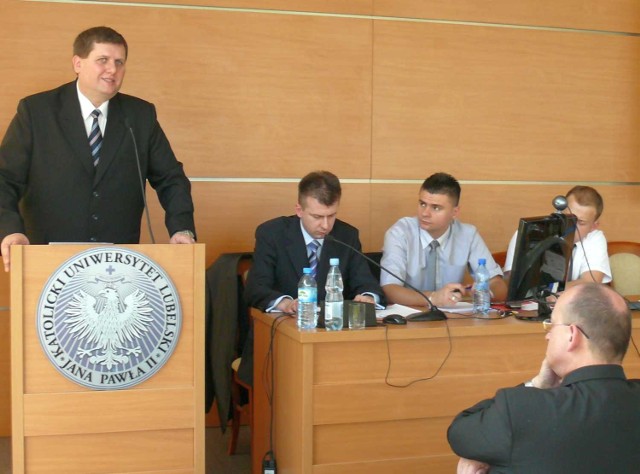 Referat wygłasza Piotr Walkiewicz, zastępca prokuratora rejonowego w Stalowej Woli.