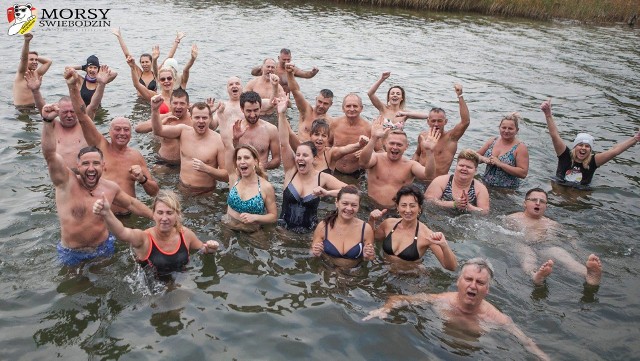 Morsy z Świebodzina swój sezon zaczęły już w październiku. Spotykają się w każdą niedzielę o godz. 12.00 na plaży miejskiej w Wilkowie. Morsy w szczególny sposób uczciły Święto Niepodległości. Podczas kąpieli w Jeziorze  Wilkowskim nie zabrakło flag narodowych, okolicznościowych  elementów stroju, a  także uroczystego odśpiewania Mazurka Dąbrowskiego.Grupa morsów liczy coraz więcej osób. Nie brakuje kolejnych odważnych do zimowej kąpieli. Podziwiamy i  gorąco kibicujemy! Kto wie, może kiedyś też spróbujemy morsowania?Zobacz również: Rekord w resuscytacji - SP 2 Świebodzin.