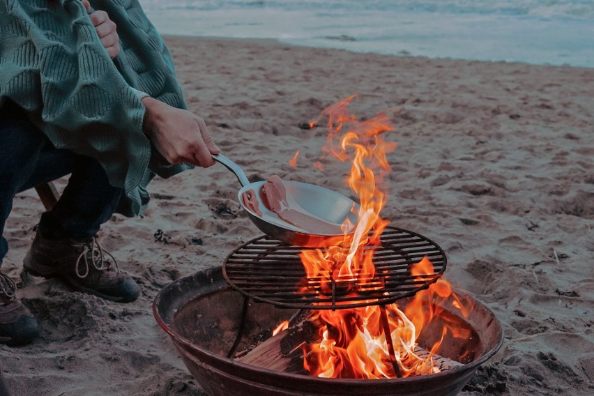 Również grillowanie na plaży nie jest wprost zakazane przez...