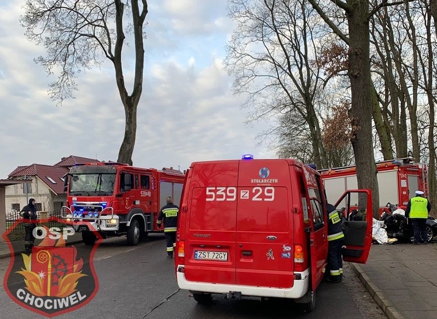 Tragiczny wypadek pod Chociwlem. Ojciec wiozący dzieci uderzył w drzewo. Pięć osób w szpitalu