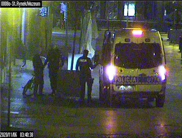 W nocy z czwartku na piątek operatorzy monitoringu miejskiego ze straży miejskiej na ul. Wrocławskiej zauważyli młodego mężczyznę, który przemieszczał się na rowerze. Co ich zaniepokoiło? Przejdź dalej i sprawdź --->