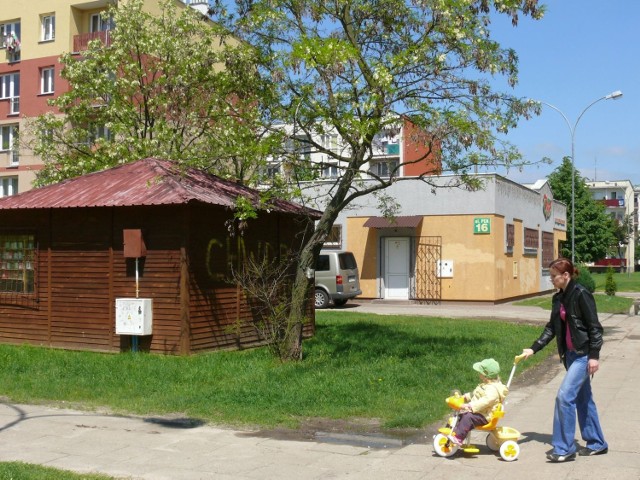 Kioski handlowe między ulicami Żeromskiego i PCK w Stalowej Woli.