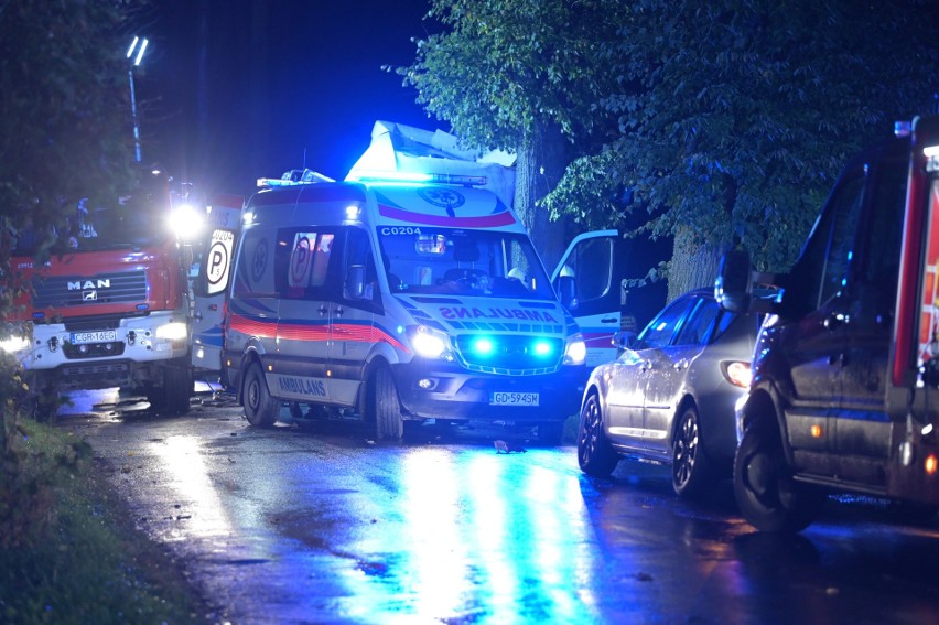 Ciężarówka uderzyła w drzewo w Szczepankach pod Grudziądzem. Kierowca był zakleszczony w kabinie