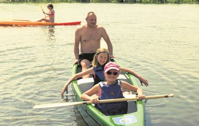 Nad Narwią w Uhowie koło Łap plażowicze mają do dyspozycji m. in. kajaki, łodzie canoe