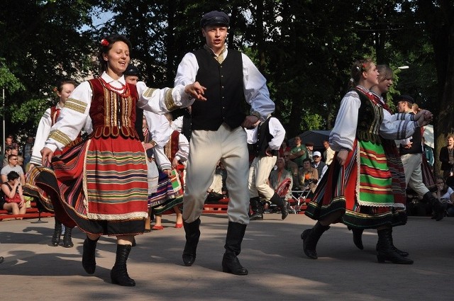 Jednym z zespołów, który wystąpił w Parku Królowej Heleny był zespół Klekociaki z Bociek