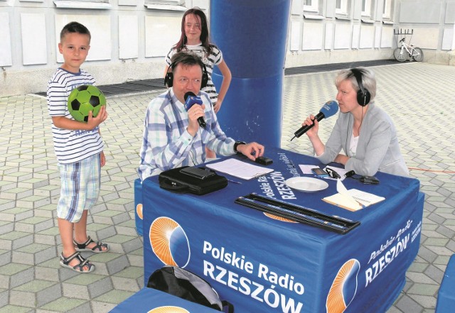 Maciej Gnatowski i Justyna Piekło z Radia Rzeszów nadają na żywo audycję sprzed Miejskiego Domu Kultury.