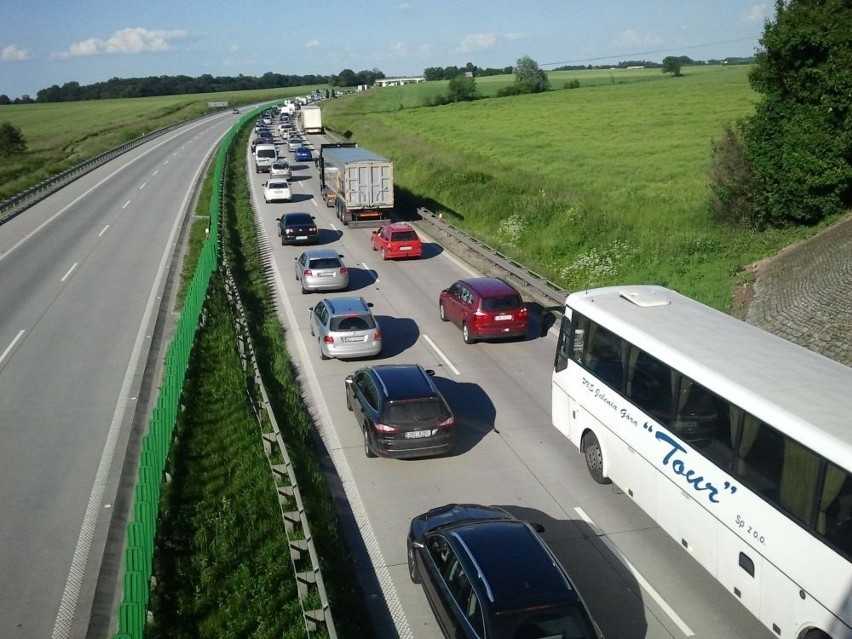 Wypadek na A4, zderzyła się ciężarówka z osobówką. Stworzył się spory korek (FOTO)