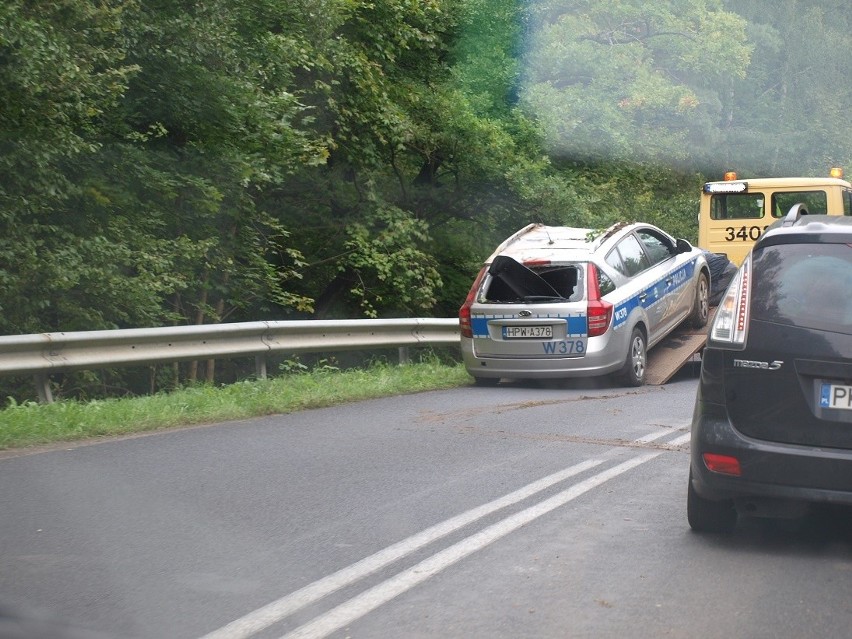 Wypadek policyjnego wozu koło Białogardu.