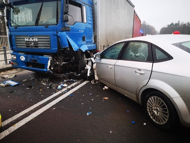 W czwartkowy poranek na drodze krajowej nr 25 w Tryszczynie doszło do poważnego wypadku. Auto osobowe zderzyło się z samochodem ciężarowym.FLESZ - wypadki drogowe - pierwsza pomoc