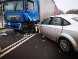 Wypadek na DK 25 w Tryszczynie. Ciężarówka zderzyła się z samochodem osobowym na nowym wiadukcie [zdjęcia]