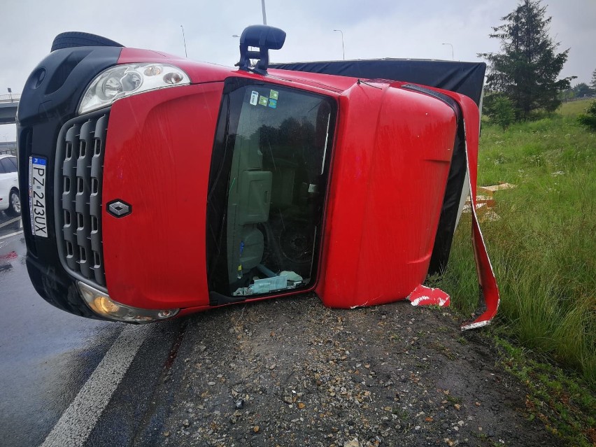 Wypadek na AOW. Meble wysypały się przy zjeździe z autostrady (ZDJĘCIA)