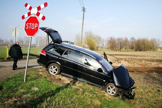 W środę, 11 kwietnia, na ul. Podgórnej w Gorzowie 24-latka kierująca oplem wjechała prosto pod szynobus na przejeździe kolejowym.Kobieta dojeżdżała do niestrzeżonego przejazdy kolejowego przy ul. Podgórnej. Stoi tam znak stop. Kierująca wjechała na przejazd prosto pod szynobus relacji  Gorzów Wielkopolski – Zbąszynek. Opel został uderzony w przód i wypchnięty z drogi przez szynobus. Kierująca oplem może mówić o wielkim szczęściu. Nic się jej nie stało. – To ciężko komentować. Przez przejazdem są znaki, a mimo to 24-letnia kierująca nieuważnie wjeżdża prosto pod szynobus... – mówi nadkom. Marek Waraksa, naczelnik gorzowskiej drogówki. POLECAMY PAŃSTWA UWADZE:
