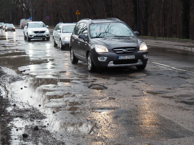 Ulica Krakowska bardzo już zasługiwała na remont...