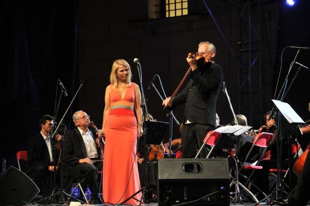 W czasie koncertu inauguracyjnego na dziedzińcu zamkowym wystąpili Anna Jurksztowicz i Krzesimir Dębski.