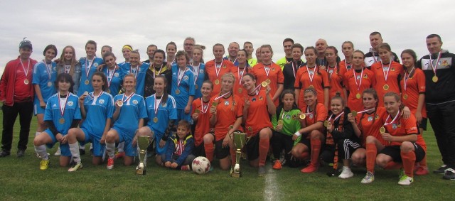 W finale Regionalnego Pucharu Polski Kobiet futbolistki KSZO Ostrowiec pokonały Victorię Pińczów 8:0 (2:0) i zdobyły to trofeum. Finałowe spotkanie odbyło się w Morawicy. Victoria Pińczów – KSZO Ostrowiec Świętokrzyski 0:8 (0:2)Bramki: 0:1  bramka samobójcza 3, 0:2 Jagoda Borek 30, 0:3 Weronika Walęciak 55, 0:4 Wiktoria Latała 58, 0:5 Wiktoria Latała 63, 0:6 Kinga Bajak 70, 0:7 Kinga Bajak 85, 0:8 Kinga Bajak 90.KSZO: Naglarska – Gałek, Duda, Zięba (80. Żelazowska) – Borek (80. Olszewska), Zakrzewska, Wiśnios, Walęciak (80. Rutkowska), Jurecka – Bajak, Latała (89. Jędrzejewska).-Jesteśmy dumni z naszych futbolistek. Cieszymy się ze zdobycia pucharu na szczeblu okręgu, tym bardziej, że skutkuje to tym, że nasz zespół dzięki temu zwycięstwo zagra w Pucharze Polski na szczeblu centralnym - powiedział Maciej Kozicki, prezes KSZO. (dor)