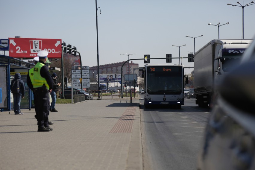 Krakowscy policjanci wspólnie z żołnierzami oraz strażnikami miejskimi kontrolują przestrzeganie nowych przepisów [ZDJĘCIA]