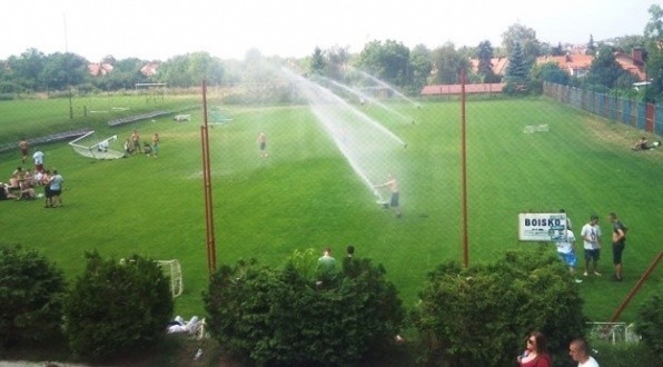 Walcząc z upałem, oczekujący na mecz kibice Pogoni i Legii mogą skorzystać z ustawionych na koronie stadionu kurtyn wodnych.