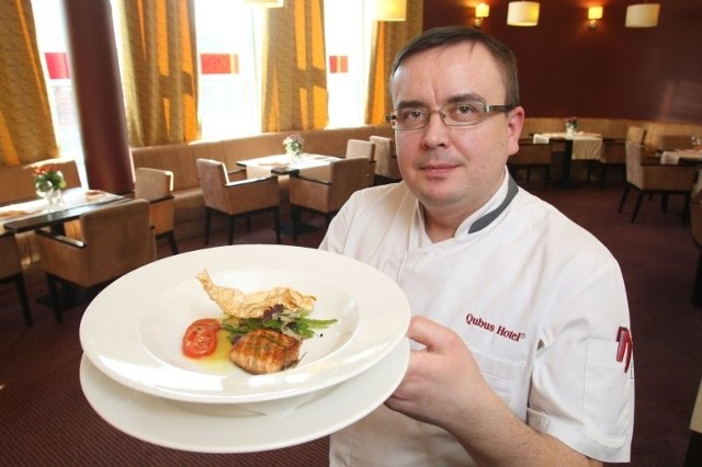 Michał Markowicz, szef kuchni kieleckiego hotelu Qubus poleca niepowtarzalne przysmaki z rybami i owocami morza.