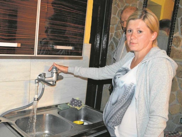 Anita Serafin w piątek trafiła do szpitala. Nie potrafi zrozumieć, jak spółka Dunajec i władze gminy mogły pozwolić, żeby piła zanieczyszczoną bakteriami coli wodę i truła swą nienarodzoną jeszcze córeczkę
