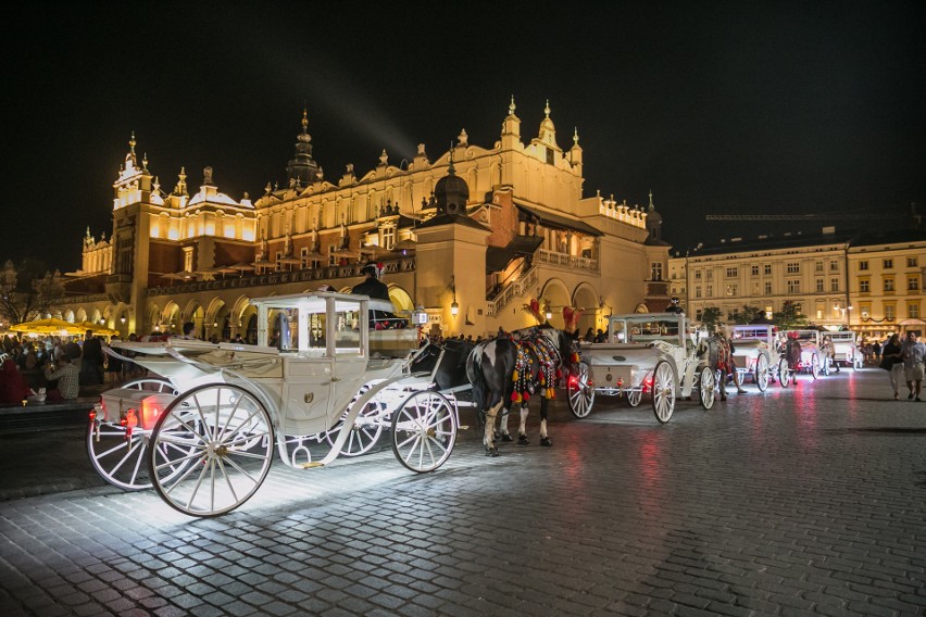 Tłumy turystów i imprezowiczów opanowały Kraków. Tak wygląda nocne życie miasta [ZDJĘCIA