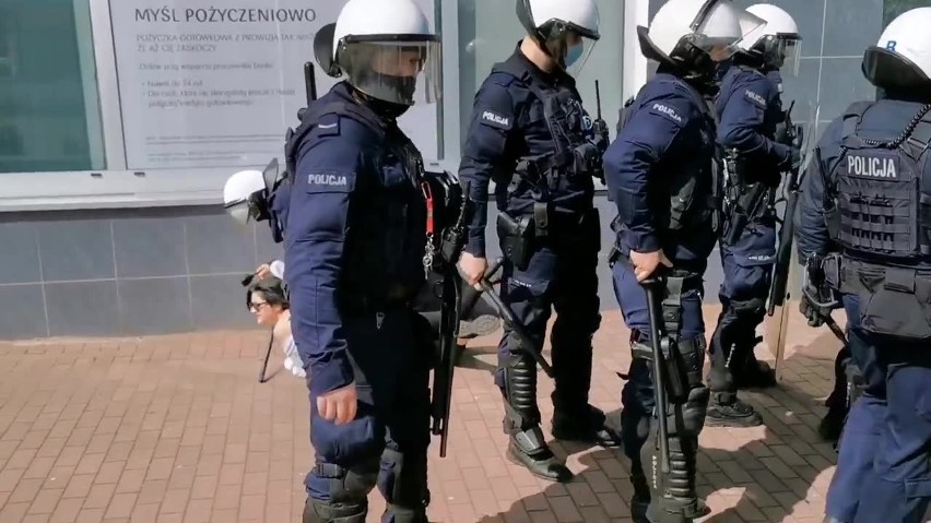Protest w Głogowie. Policja brutalnie zatrzymała młodą kobietę 
