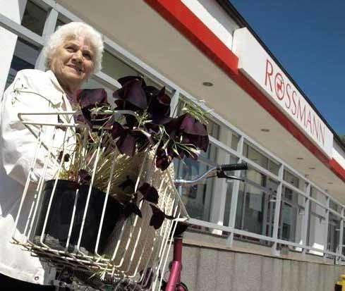 - Byłam klientką tego sklepu, jak większość znajomych - mówi Bogumiła Nowak z Żagania. - Ciekawe co się dzieje z jego pracownikami, no i produktami? - zastanawia się kobieta.  (fot. Zbigniew Janicki)