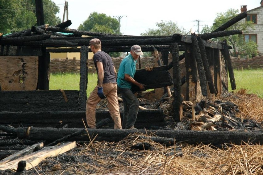 Sprzątanie po pożarze w Wiosce Gotów w Masłomęczu