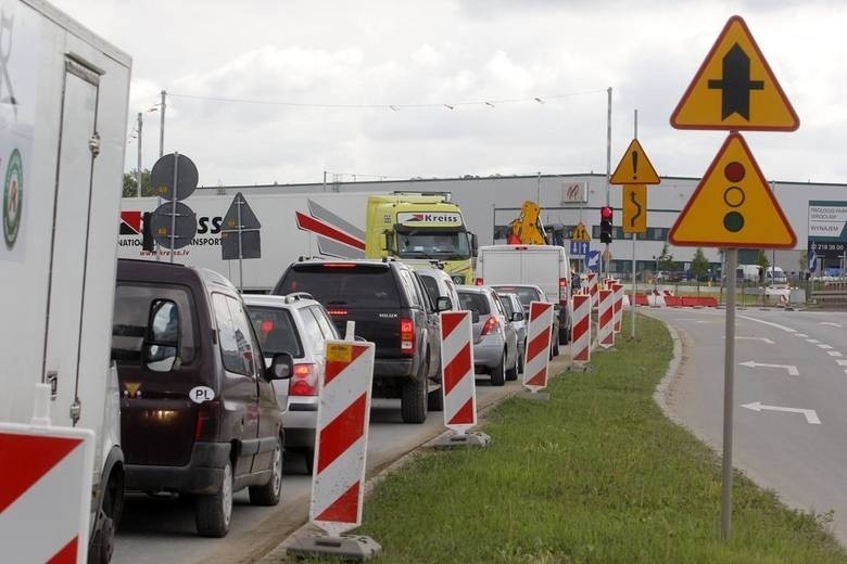 Gdy rozpoczęła się budowa ronda, droga była zamknięta. Mimo...