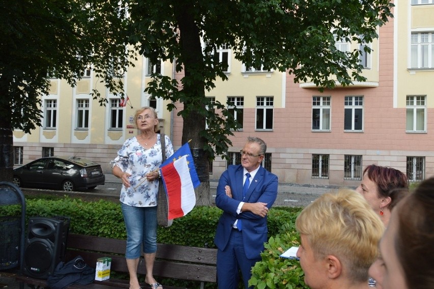 Demonstracja pod Sądem Okręgowym w Opolu.