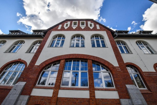 W budynku przy ul. Powstańców Wielkopolskich 2 siedzibę mają między innymi Instytuty Fizyki i Matematyki UKW.