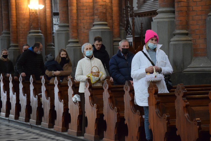 Święcenie pokarmów w Białymstoku. Mieszkańcy ruszyli do kościołów z koszyczkami (zdjęcia)