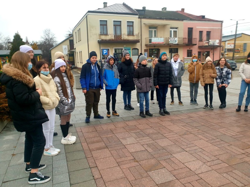 "Śladami ożarowskich Żydów"- uczniowie "Szylki" poznawali historię swojego miasta i jego dawnych mieszkańców (ZDJĘCIA) 