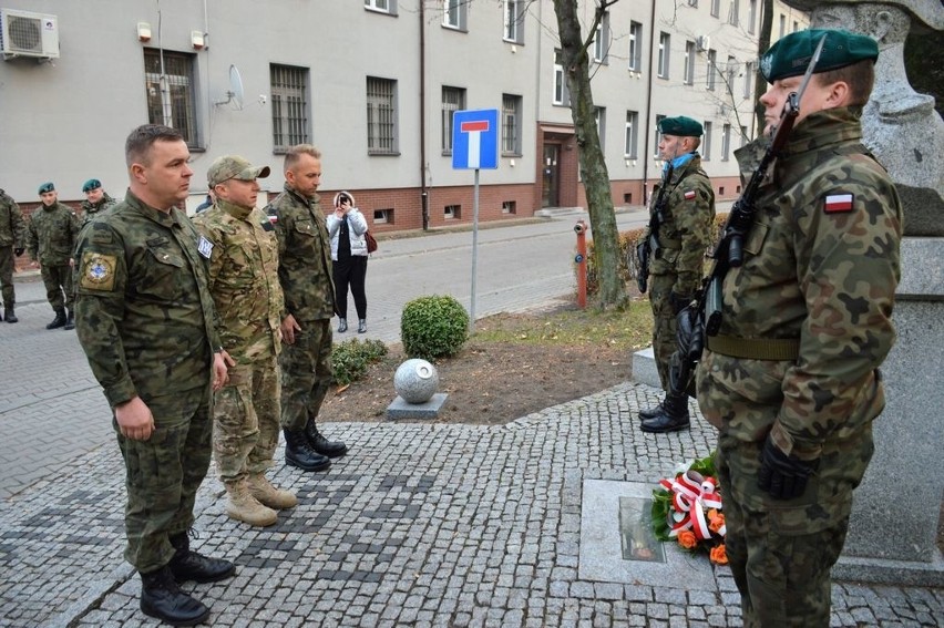 Członkowie 10 PP z Łowicza w Opolu oddali hołd inicjatorowi powstania listopadowego [ZDJĘCIA]