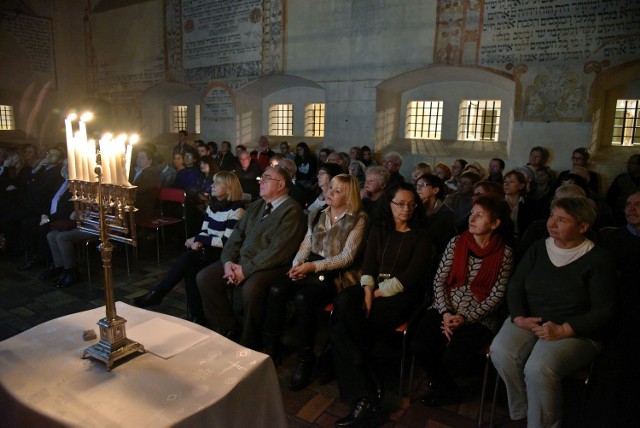 Synagoga w Tykocinie zyskała nowe meble