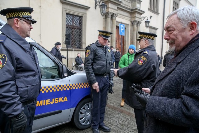 Prezydent Jacek Majchrowski wręczył kluczyki do 11 radiowozów