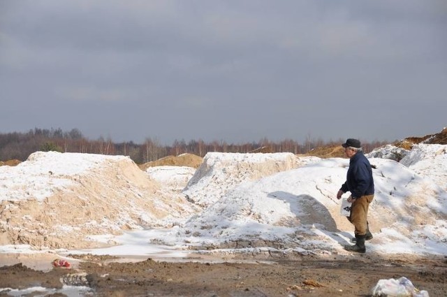 Na terenie kopalni piasku Jankowice koło Szydłowca znajdują się tajemnicze odpady.