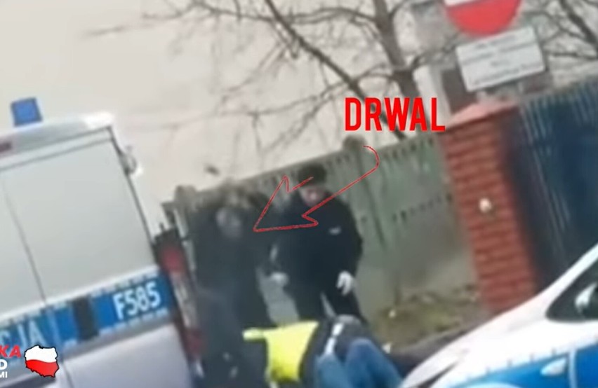 Brutalna interwencja policji w Uniejowie. Policjant bije pałką zatrzymanego. Czy to nadkom. Adam Czerwiński? 