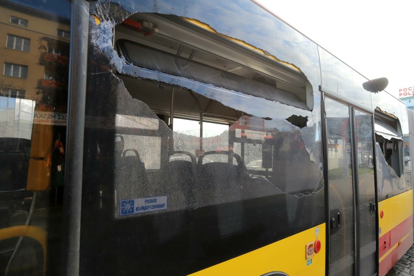 Zderzenie dwóch autobusów MPK pod Dworcem Głównym we Wrocławiu. Kierowca zniszczył cały bok pojazdu przez taksówkarza