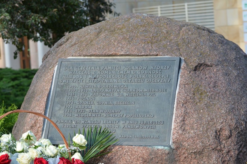 Kamień z tablicą pamiątkową przed siedzibą Regionalnej...