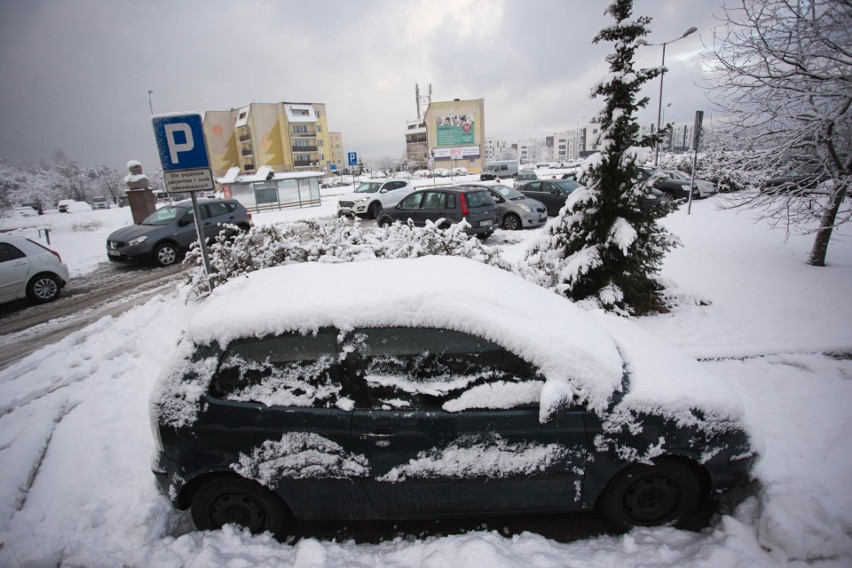 Zimowy poranek w Słupsku. Znów obfite opady śniegu [ZDJĘCIA]
