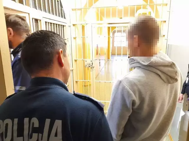 Policjanci z Łeby i Lęborka zatrzymali trzech mężczyzn poszukiwanych przez sąd do odbycia kary pozbawienia wolności. Za jednym z nich – 29-latkiem z Lęborka, był wydany list gończy.