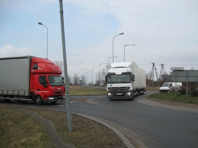 Wielu kierowców uważa, że rondo wymaga poprawki. Drogowcy twierdzą, że jest należycie wykonane i zaprojektowane.