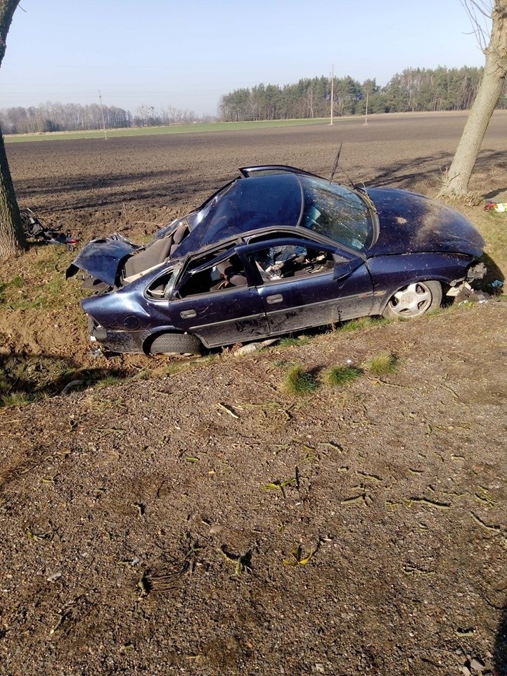 Maków Maz. Auto dachowało na DK 60. Podróżujący mężczyźni opuścili pojazd o własnych siłach, 8.02.2020